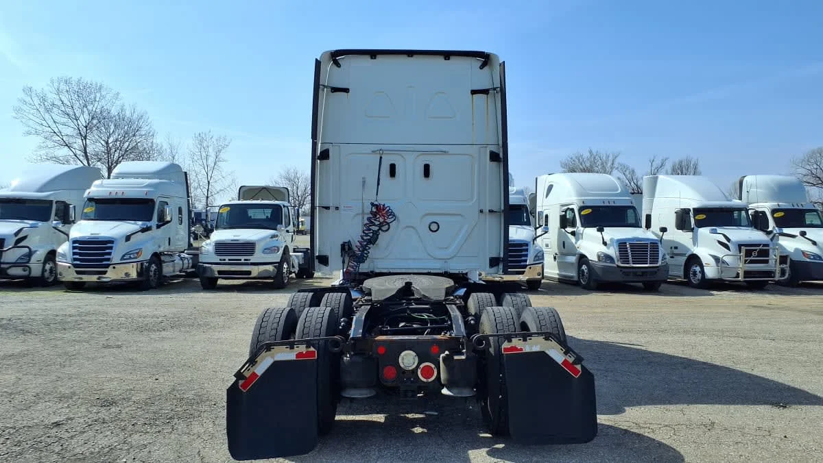 2020 Freightliner Cascadia in West Chester, OH — photo 5