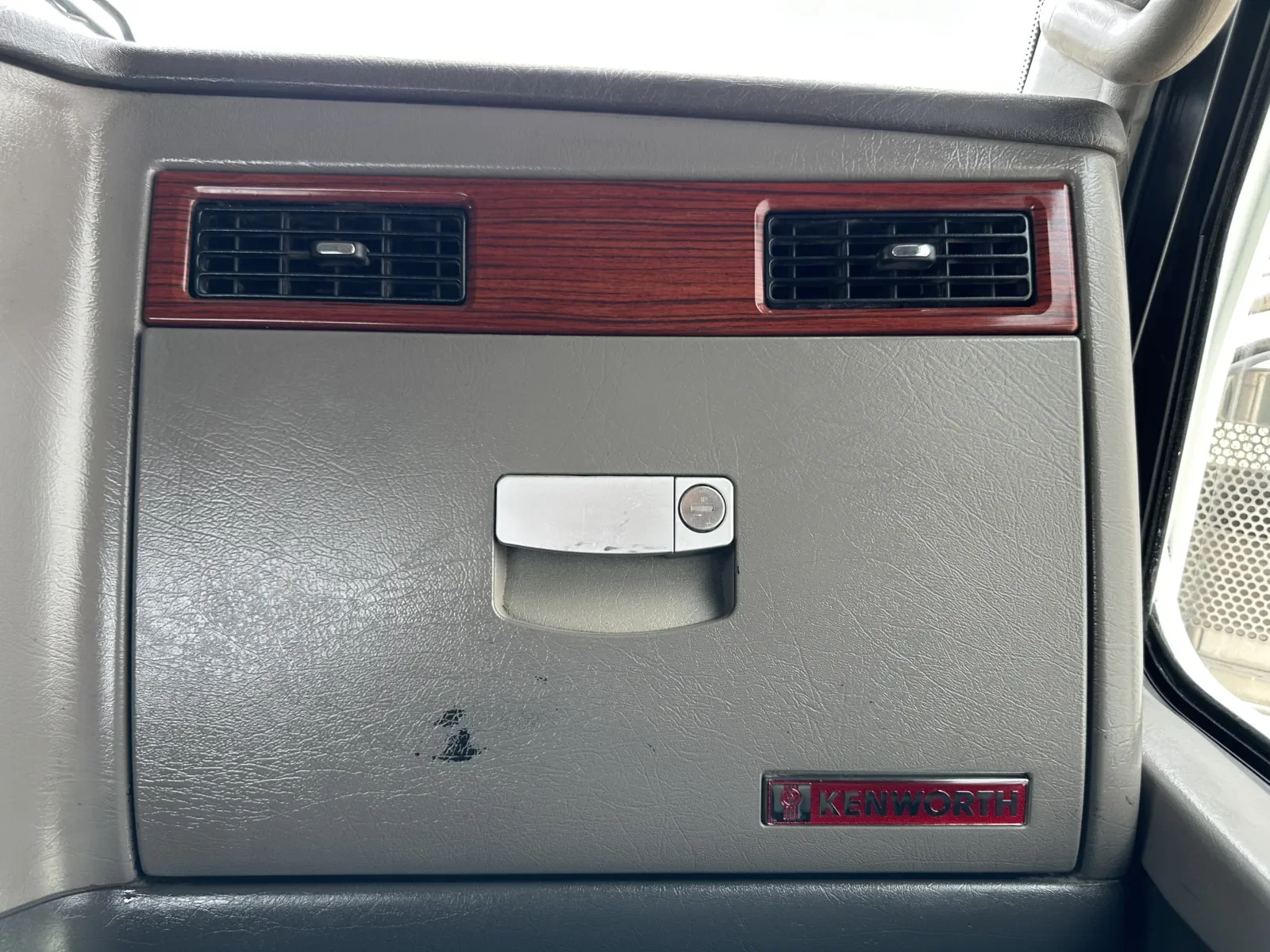 2007 Kenworth T800 - image 19