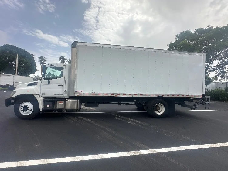 2020 Hino 268 in Medley, FL — photo 4