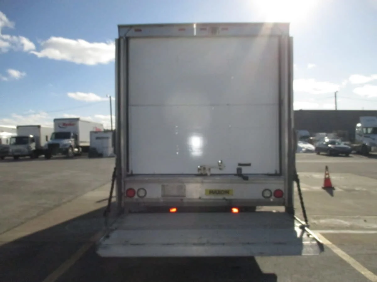 2015 Freightliner M2 106 - image 5
