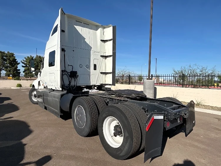 2023 International LT - image 5