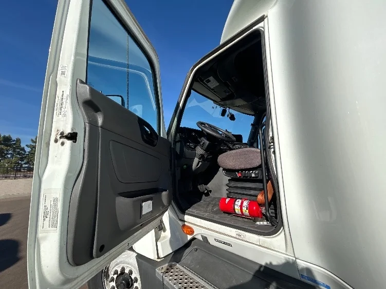 2023 International LT - image 9