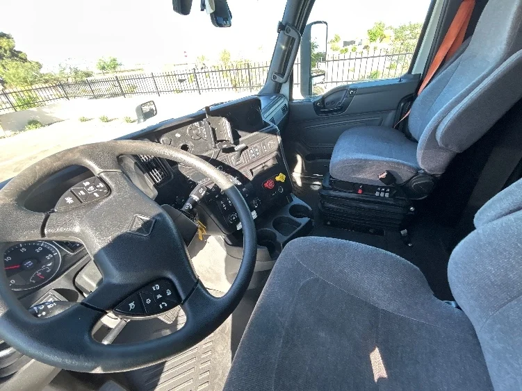 2023 International LT - image 10