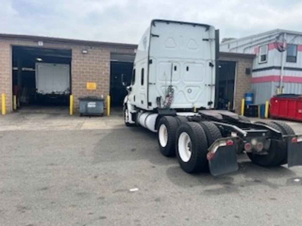 2019 Freightliner Cascadia in Kearny, NJ — photo 6