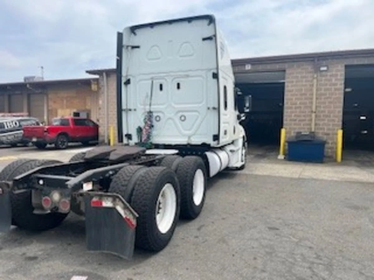 2019 Freightliner Cascadia in Kearny, NJ — photo 4