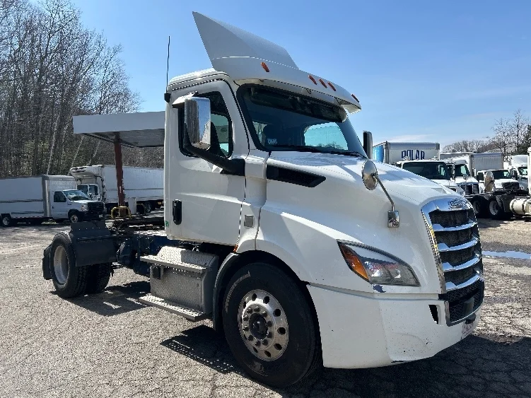 2019 Freightliner Cascadia in Auburn, MA — photo 3