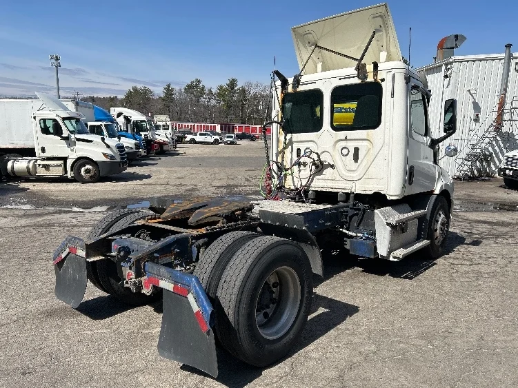 2019 Freightliner Cascadia in Auburn, MA — photo 7