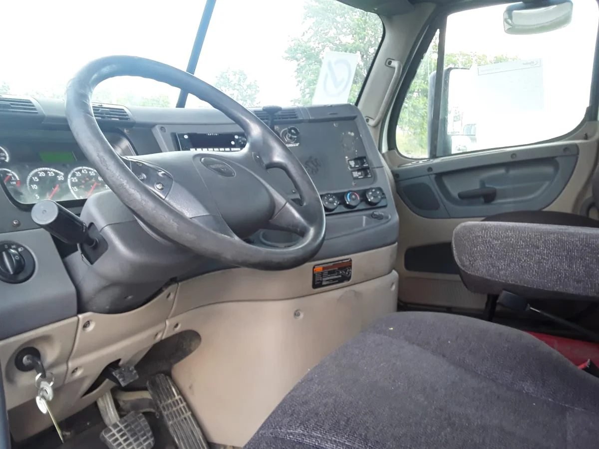 2017 Freightliner Cascadia in O'fallon, MO — photo 7