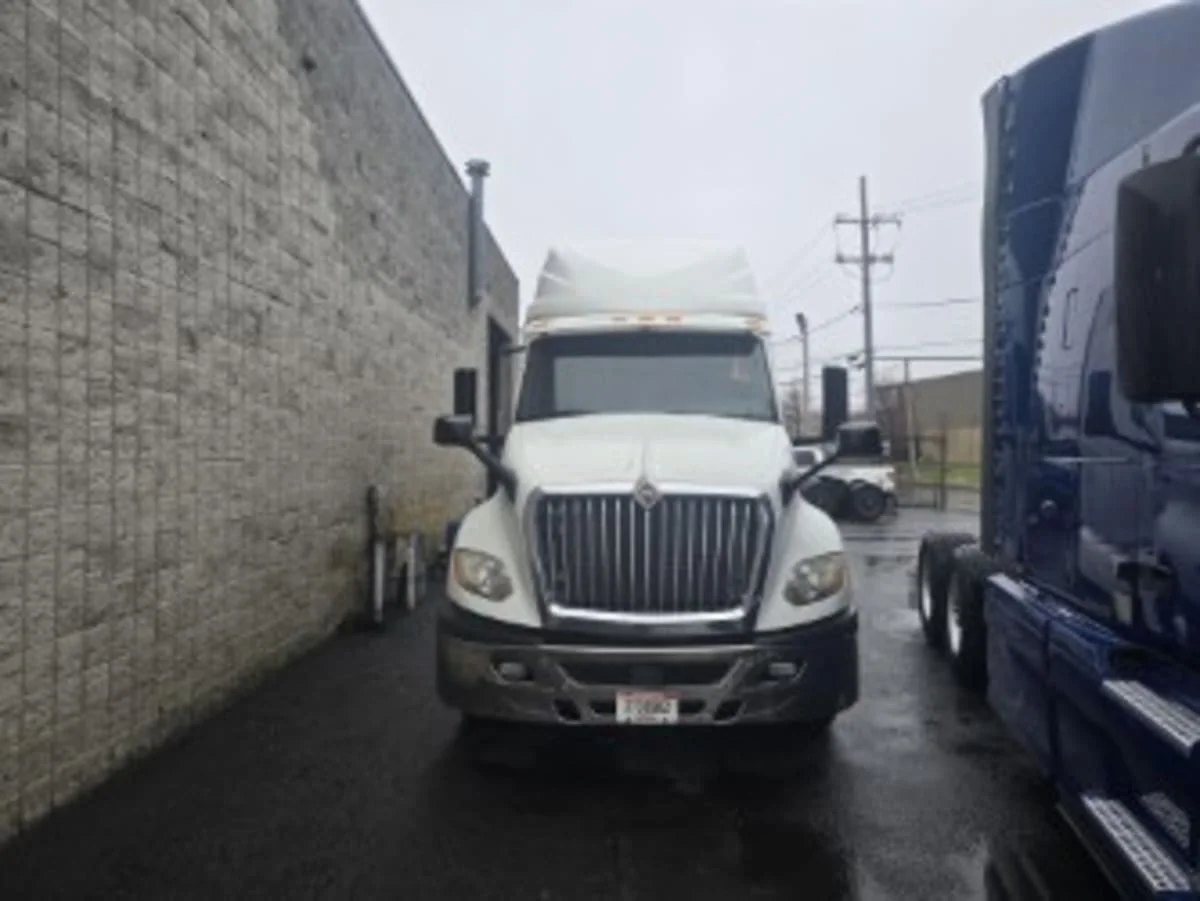 2020 International LT - image 2