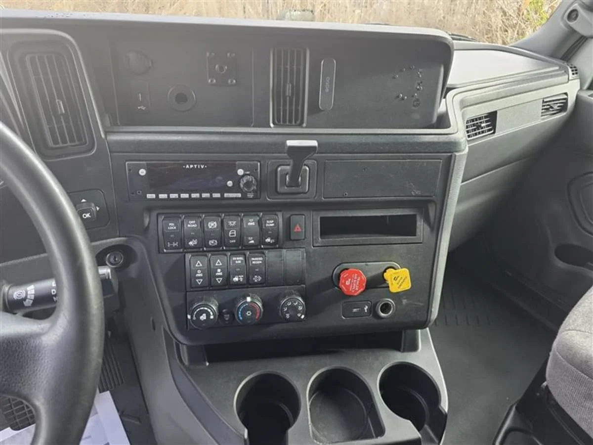 2020 International LT - image 13