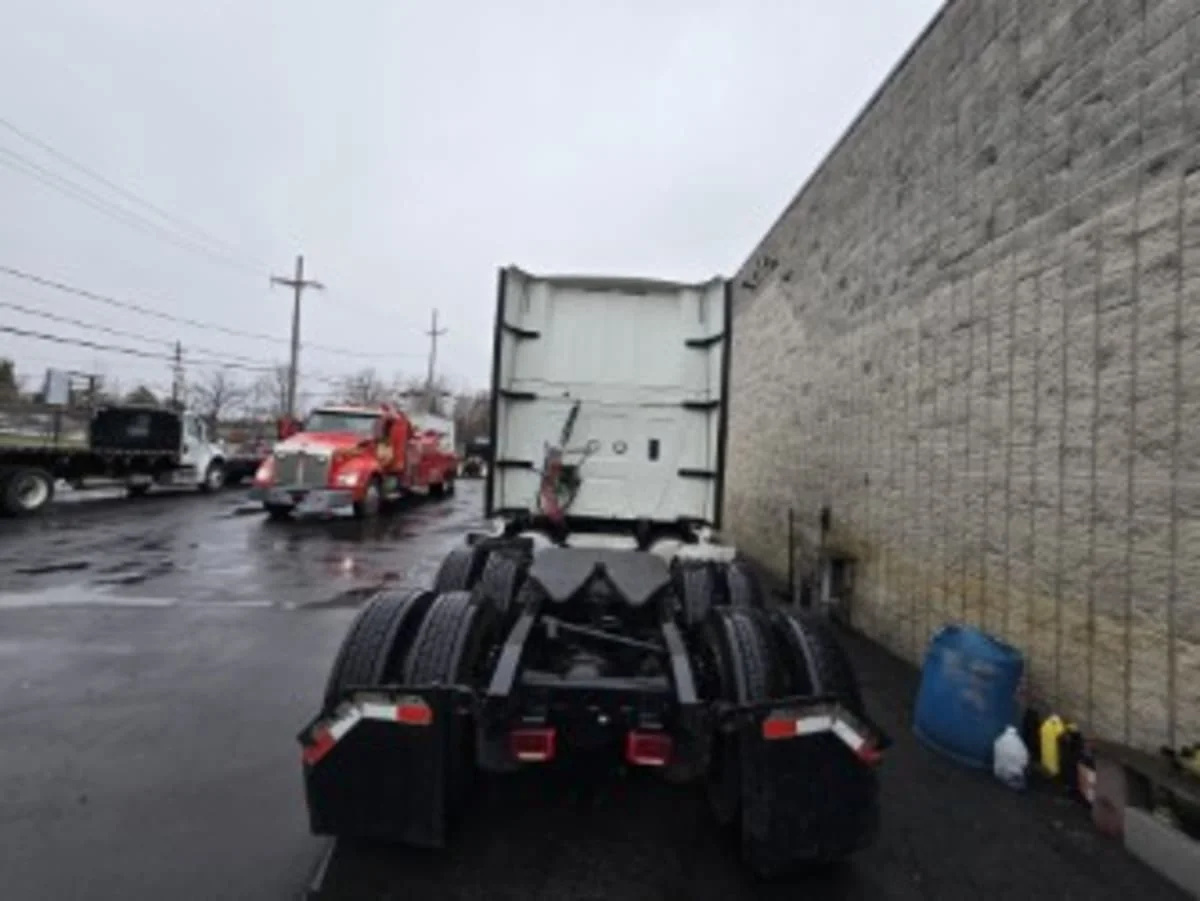 2020 International LT - image 5