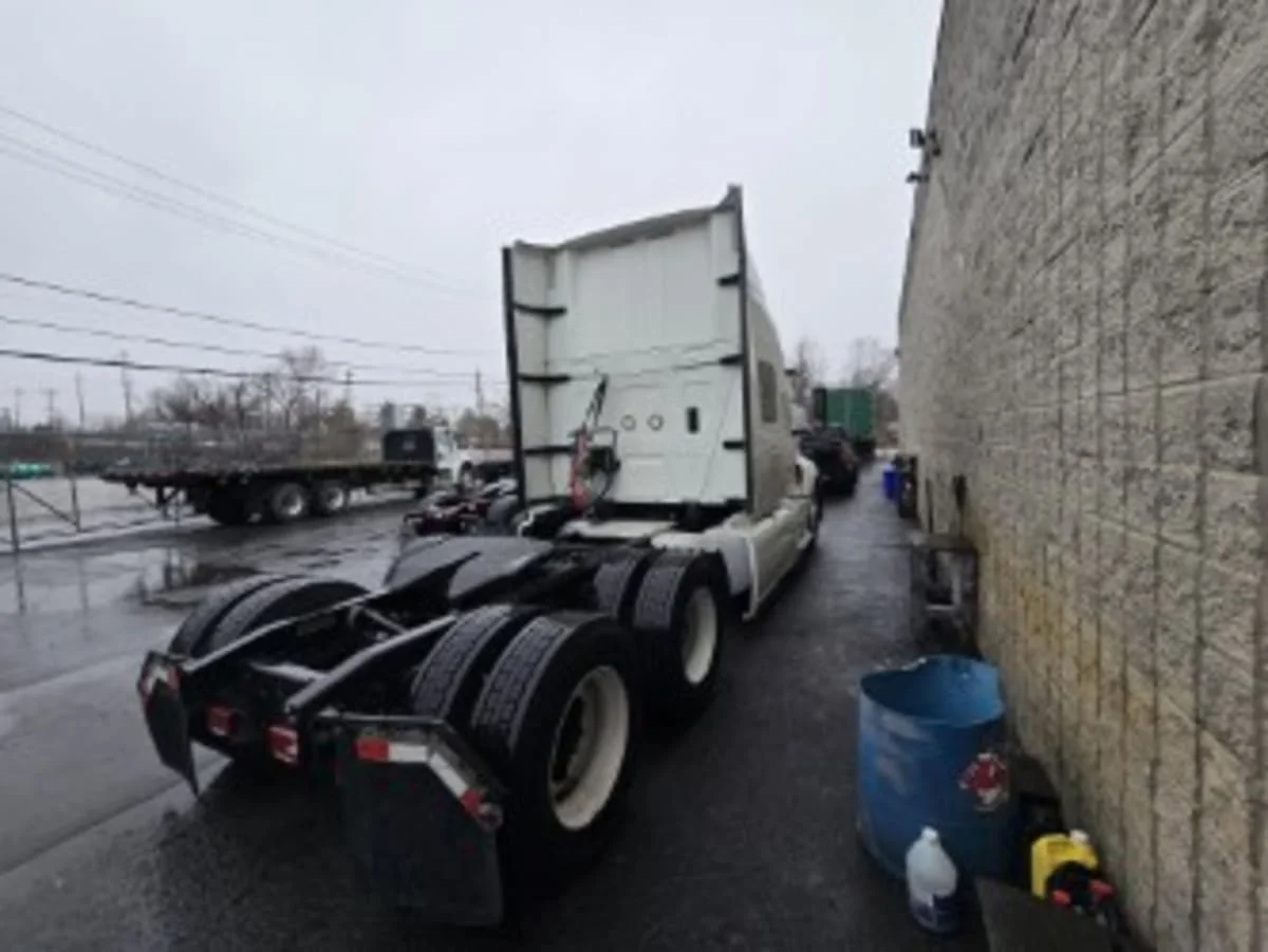 2020 International LT - image 4