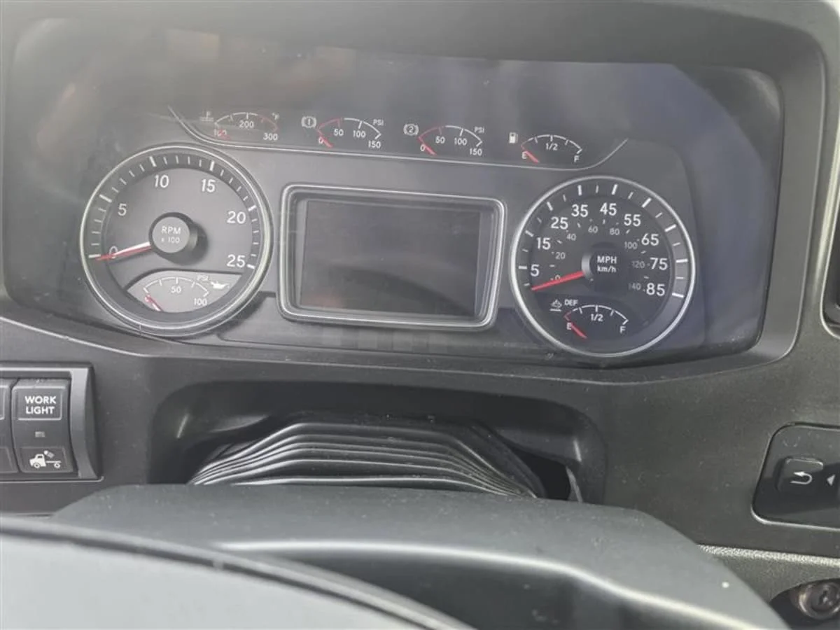 2020 International LT - image 12