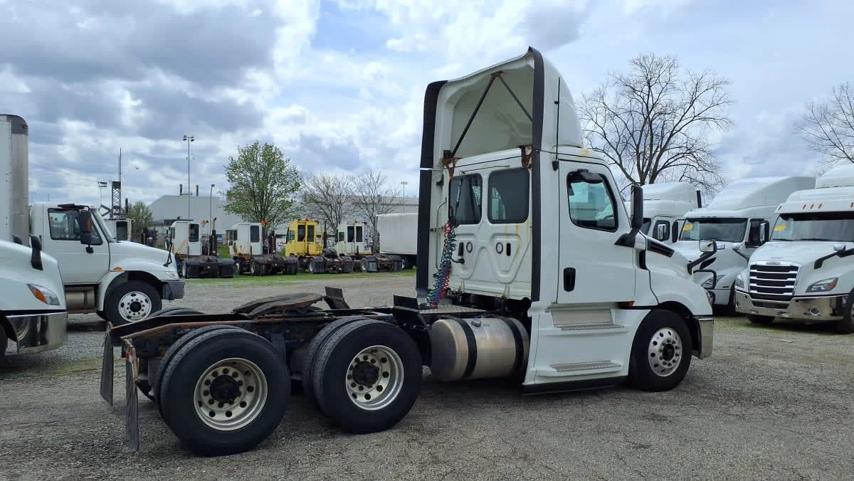 2020 Freightliner Cascadia in West Chester, OH — photo 4