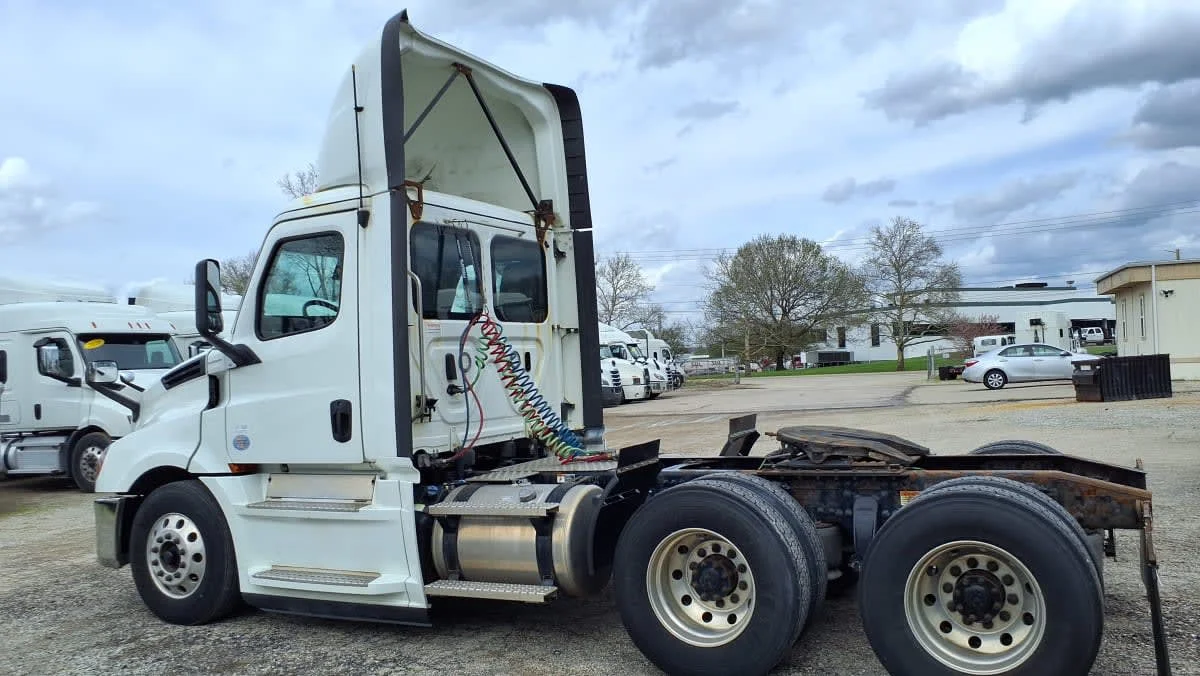 2020 Freightliner Cascadia in West Chester, OH — photo 6