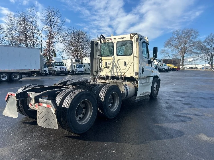 2019 Freightliner Cascadia in Pennsauken, NJ — photo 7