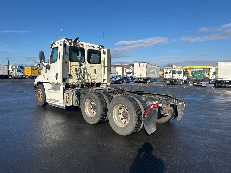 2019 Freightliner Cascadia in Pennsauken, NJ — photo 5