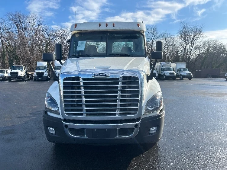 2019 Freightliner Cascadia in Pennsauken, NJ — photo 2