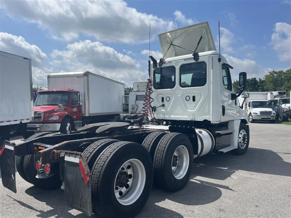 2018 Freightliner Cascadia - image 4