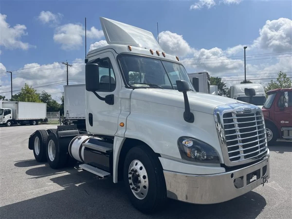 2018 Freightliner Cascadia - image 3