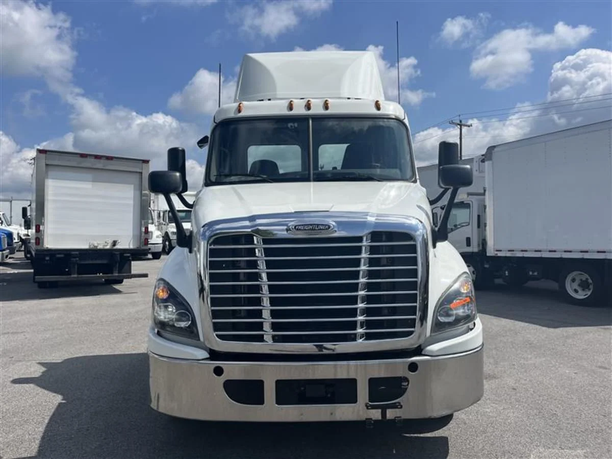 2018 Freightliner Cascadia - image 2
