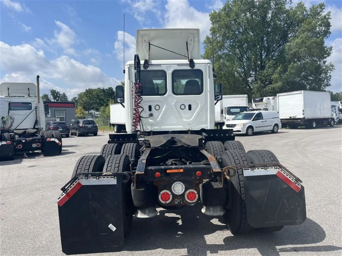 2018 Freightliner Cascadia - image 5