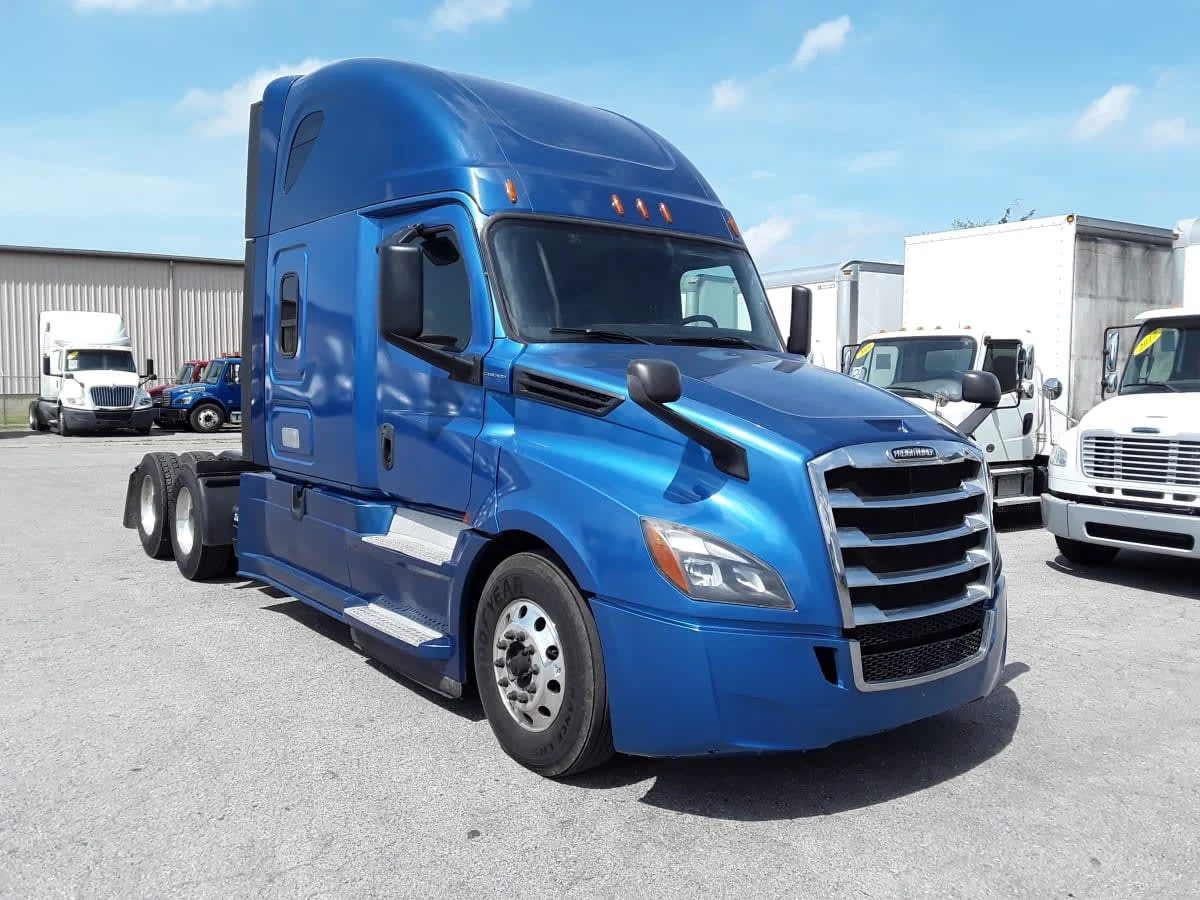 2020 Freightliner Cascadia - image 3