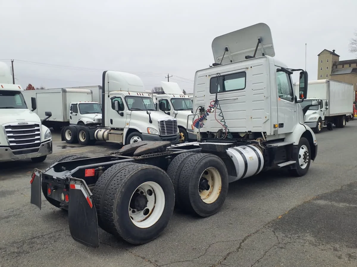2019 Volvo VNL 860 - image 4