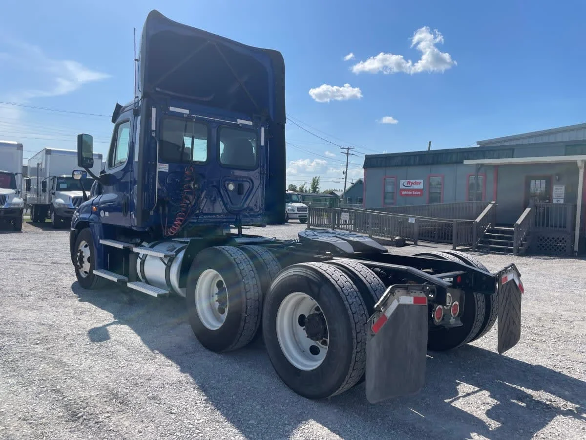 2020 Freightliner Cascadia in St. Rose, LA — photo 6