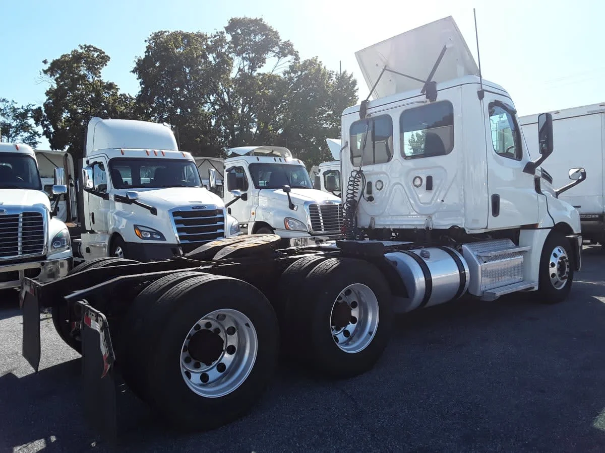 2019 Freightliner Cascadia - image 4