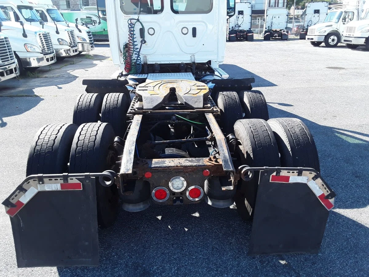 2019 Freightliner Cascadia - image 11