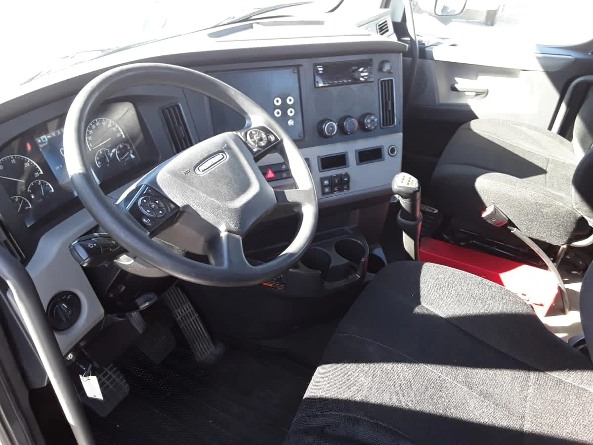 2019 Freightliner Cascadia - image 7