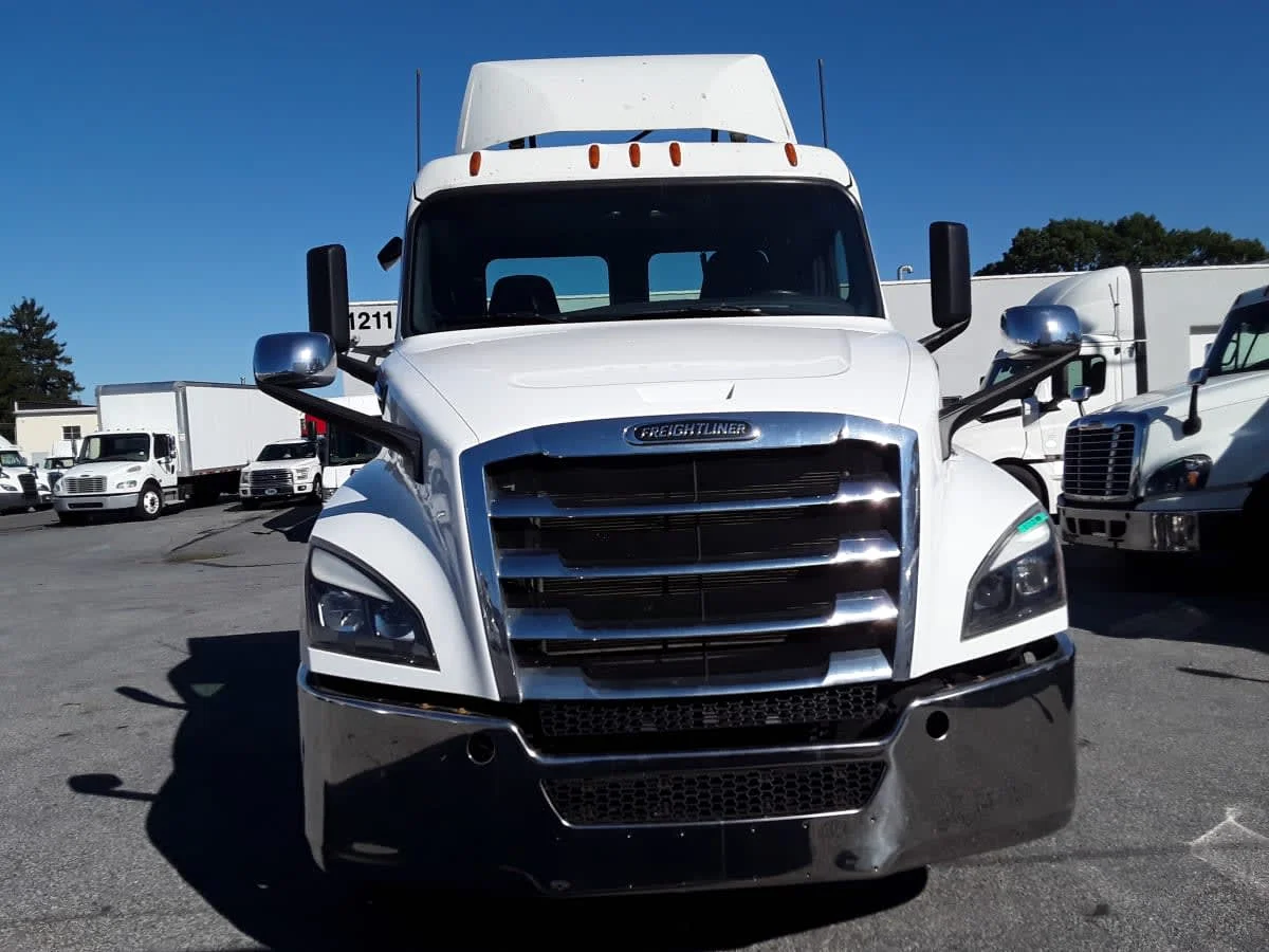 2019 Freightliner Cascadia - image 2