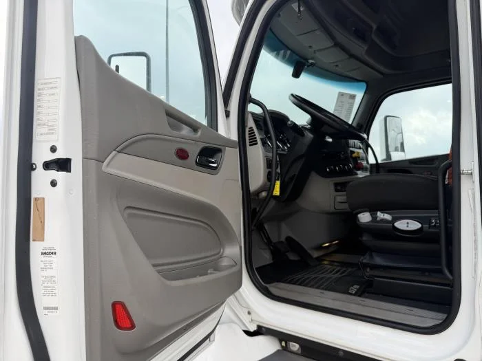 2021 Peterbilt 579 - image 25