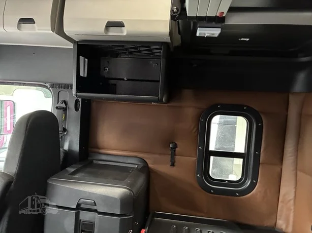 2020 Freightliner Cascadia - image 25