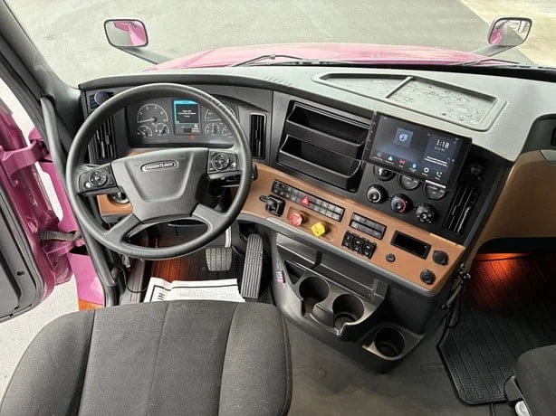 2020 Freightliner Cascadia - image 29