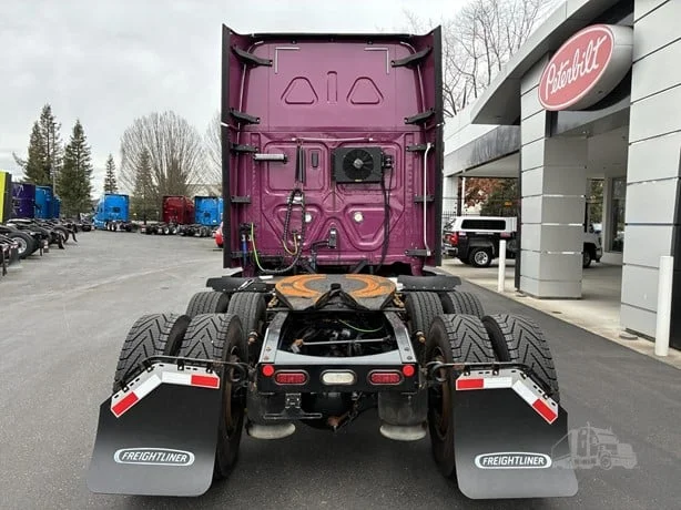 2020 Freightliner Cascadia - image 5
