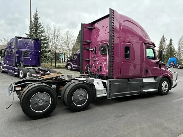 2020 Freightliner Cascadia - image 4