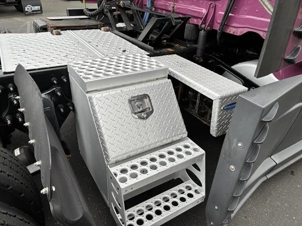 2020 Freightliner Cascadia - image 8