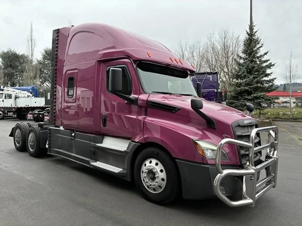 2020 Freightliner Cascadia - image 3