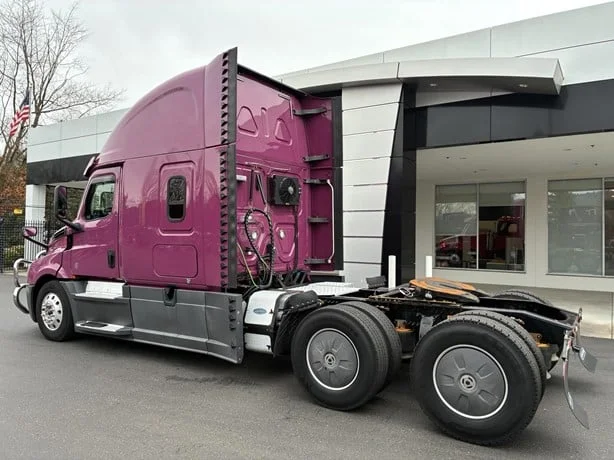 2020 Freightliner Cascadia - image 6