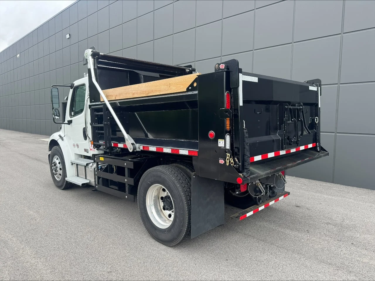 2026 Freightliner eM2 in York Street Elmhurst, IL — photo 8