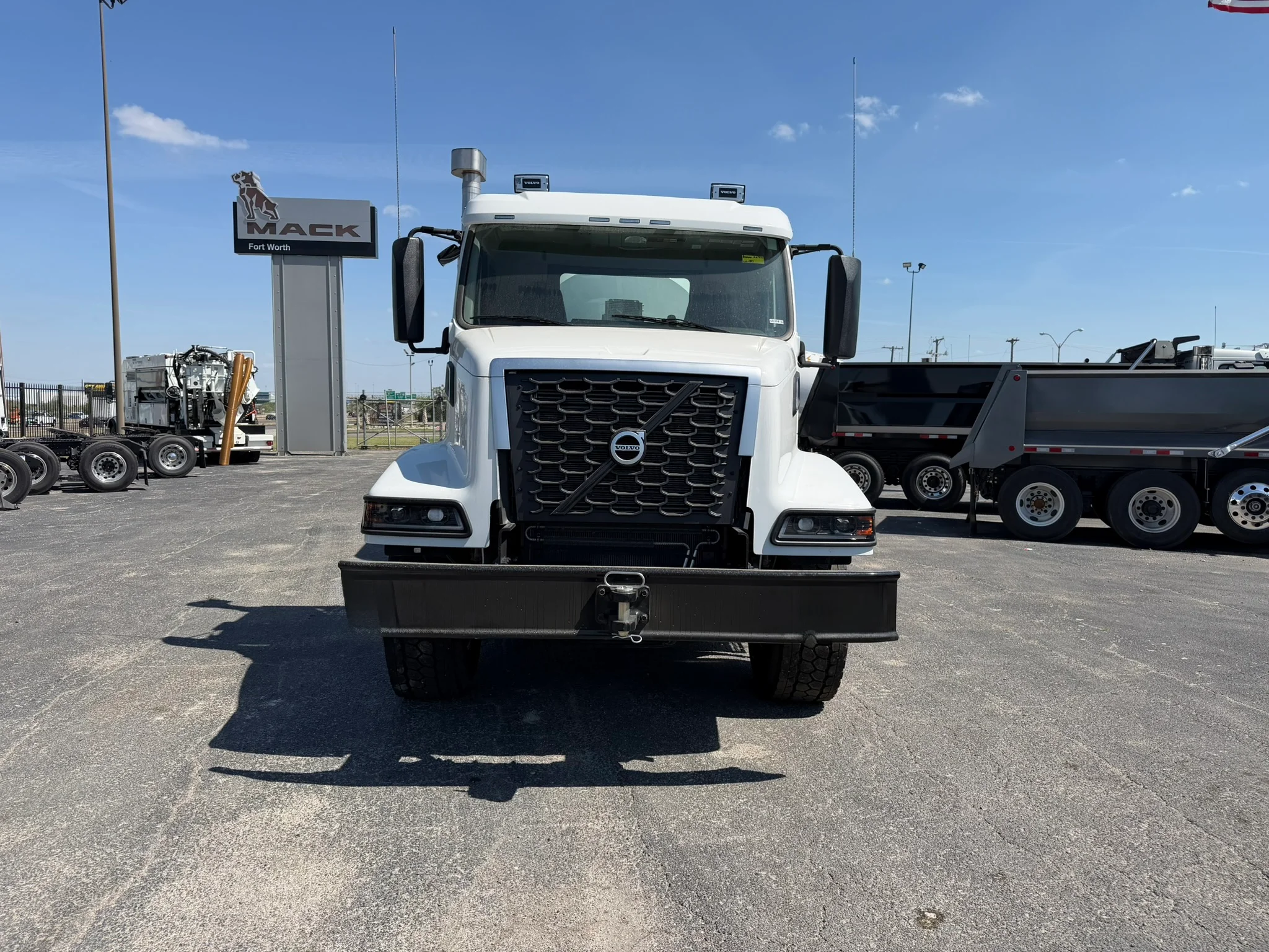 2026 Volvo VHD 300 in Fort Worth, TX — photo 2