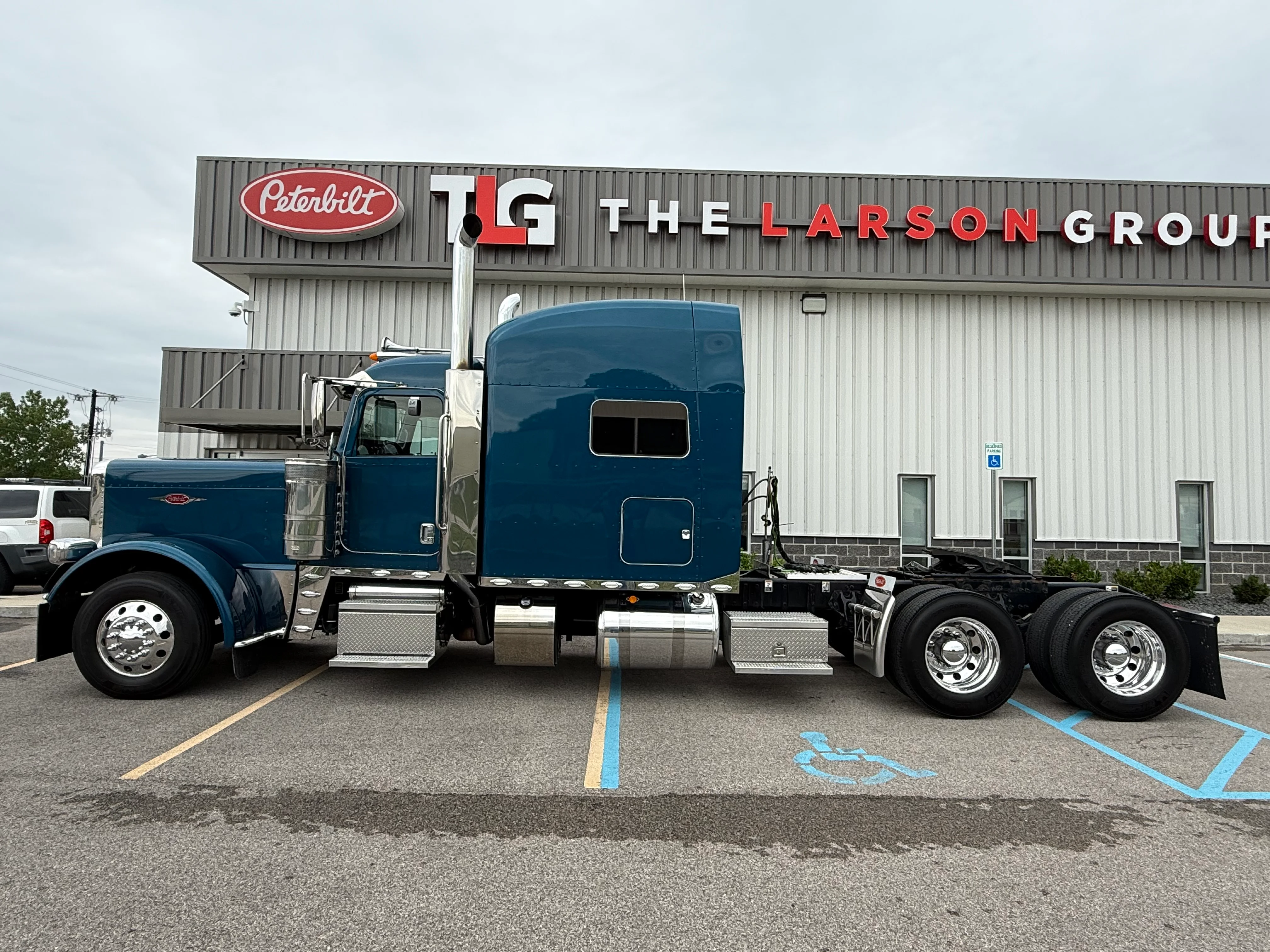 2023 Peterbilt 389 in Evansville, IN — photo 2