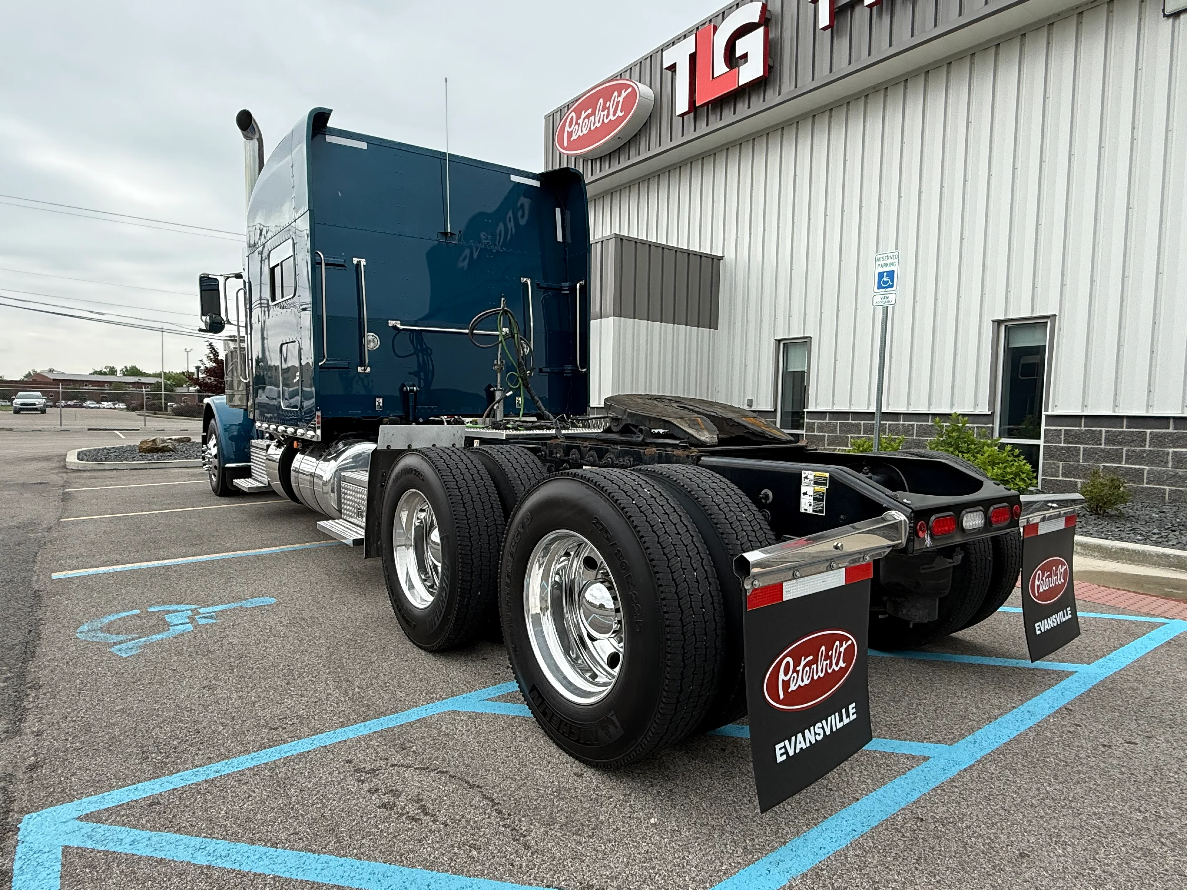 2023 Peterbilt 389 in Evansville, IN — photo 3