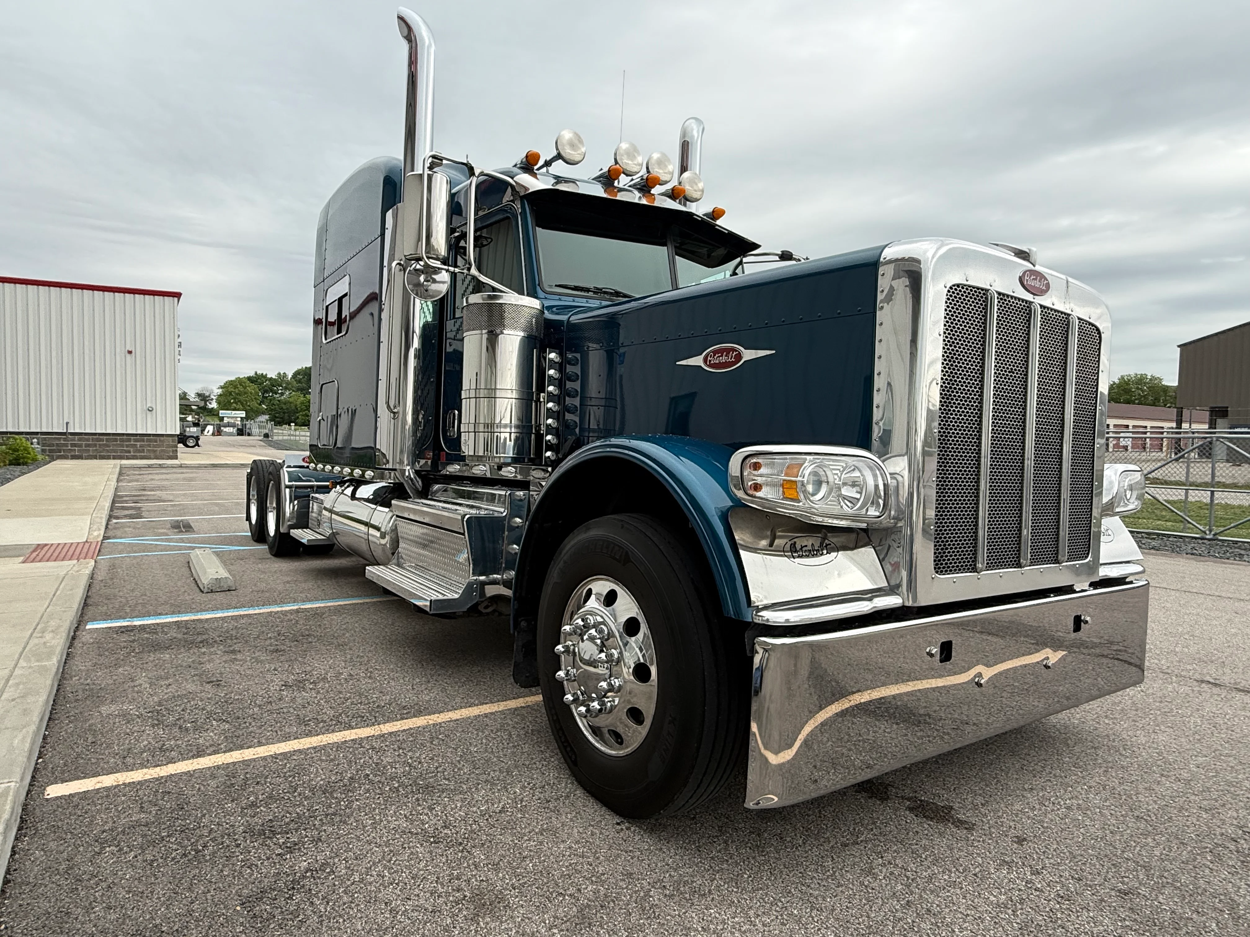 2023 Peterbilt 389 in Evansville, IN — photo 5