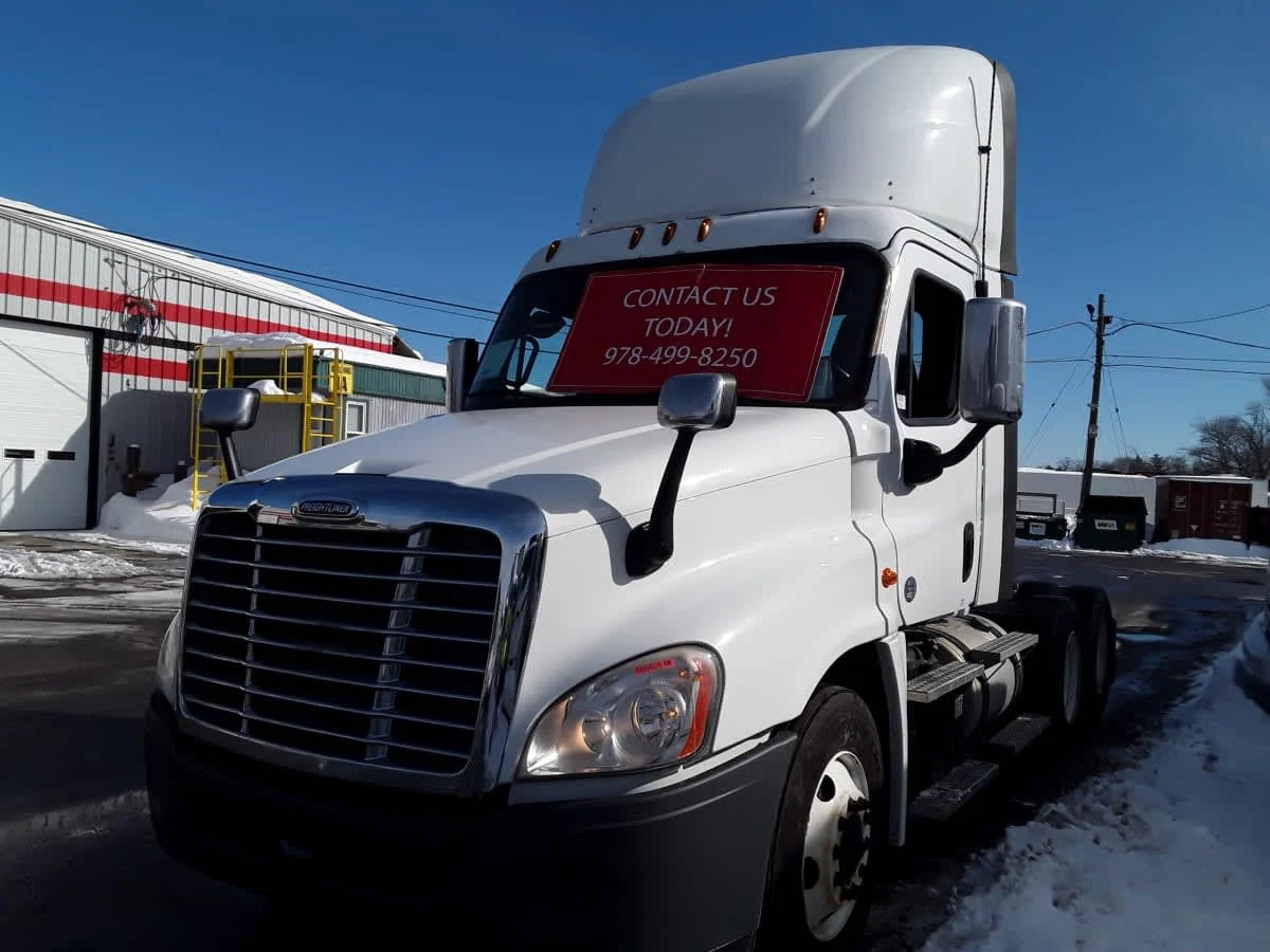 2018 Freightliner Cascadia - image 2