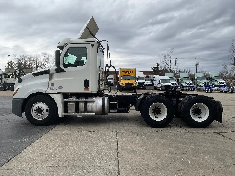2019 Freightliner Cascadia in Bloomington, IN — photo 4