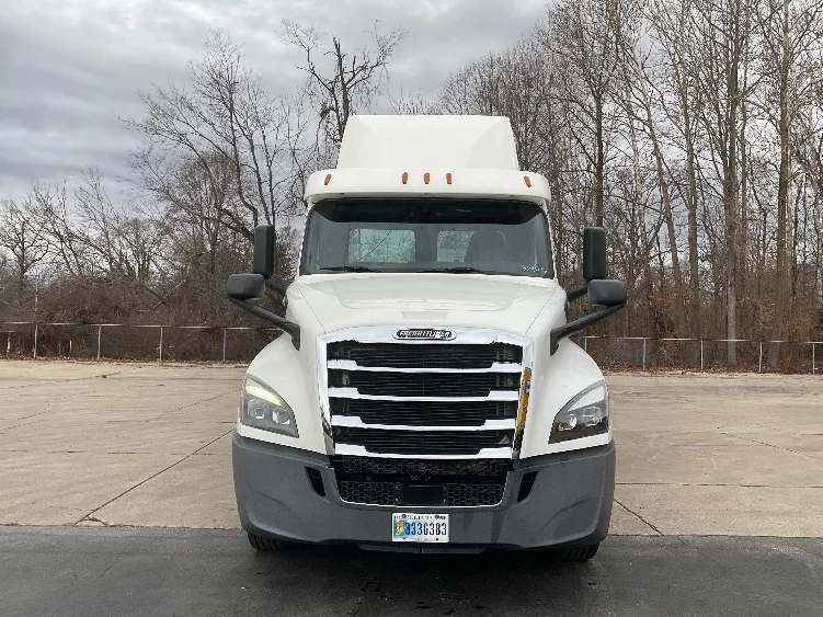 2019 Freightliner Cascadia in Bloomington, IN — photo 2
