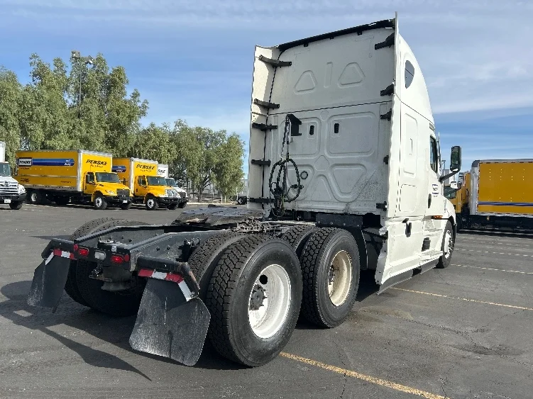 2021 Freightliner Cascadia in Las Vegas, NV — photo 7